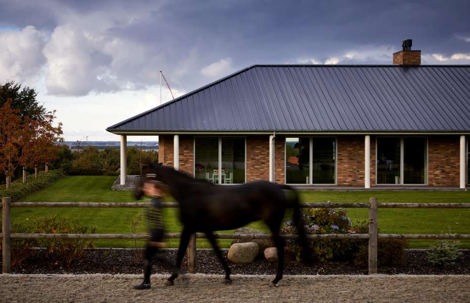 Elegant beklædning af tag og facade, Nibevej 225, Frejlev, Aalborg,
